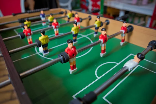 Tischkicker. Tischkicker im Kinderspielzimmer. Nahaufnahme während des Spiels. Fussballtisch Kinderspielzeug, Fussball Familienspiel Tischspielzeug Kinderbrett . — Stockfoto