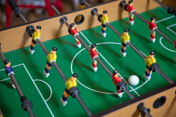 Tischkicker. Tischkicker im Kinderspielzimmer. Nahaufnahme während des Spiels. Fussballtisch Kinderspielzeug, Fussball Familienspiel Tischspielzeug Kinderbrett . — Stockfoto