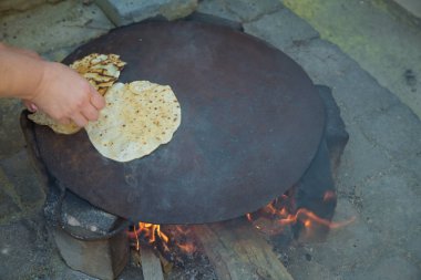 Ekmek pişirmek için geleneksel açık hava fırını Tava, Tabun fırını Arapça kamp ateşi özellikle ekmek ve pitta pişirmek için kullanılır.,