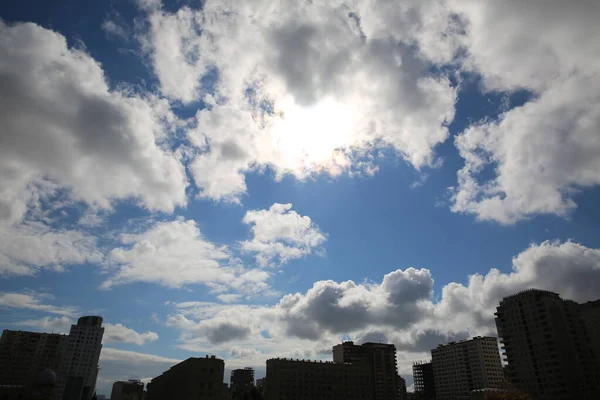 Cielo azul con primer plano de nubes. Cielo azul y material de fondo de nubes. Cielo azul con nubes blancas . — Foto de Stock
