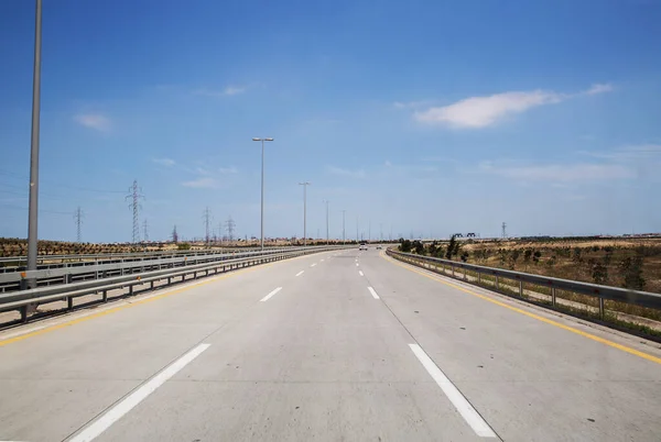 Guidare sulla strada aperta nel deserto. strada vuota e cielo blu. La strada verso il cielo blu  . — Foto Stock