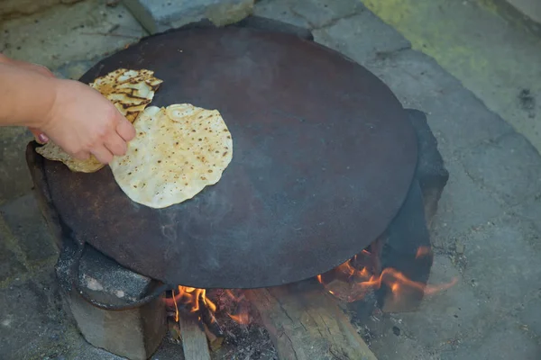 Cara memanggang roti tradisional oven luar ruangan, Tava, oven Tabun Kompor luar ruangan Arab digunakan terutama untuk memanggang roti dan pitta , — Stok Foto