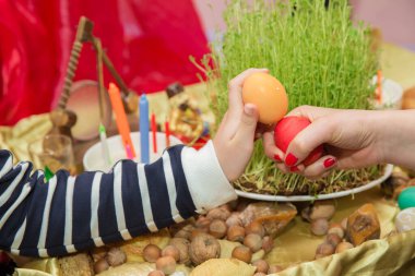 Paskalya yumurtası savaşı. Polonya geleneği - yumurta ucunu kendi yumurtanla kırmaya çalışmak. Nowruz 'un sembolü yumurtalarla savaşmaktır. Nowruz 'un sembolü yumurtalarla savaşmak..