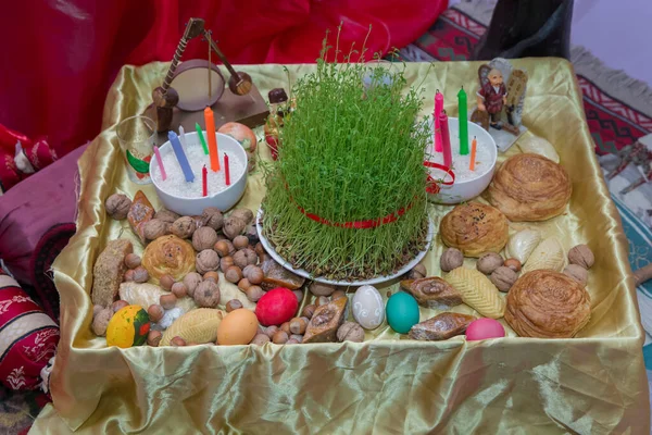 Siemionie. Świeczka. Khoncha. W piekle, orzechy laskowe. Tradycyjne shekerbura, jaja, mutaki, shirinchorek, kata i pakhlava jako symbol Novruz na xoncha na białym tle wakacje Azerbejdżan . — Zdjęcie stockowe