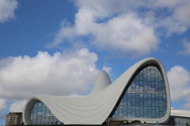 Bakü 'deki Heydar Aliyev kompleksinin dış görünüşü. Iraklı-İngiliz mimar Zaha Hadid tarafından tasarlandı ve 2012 yılında açıldı..