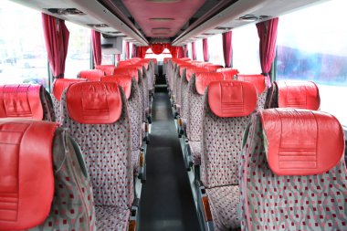 Yeni modern otobüsün içi. Otobüs koltuğu emniyet kemerleri. Otobüsün içinde oturma, ulaşım ve rahat seyahat. Yeni modern kırmızı sandalyeler otobüsünün çift iç mekânını aç .