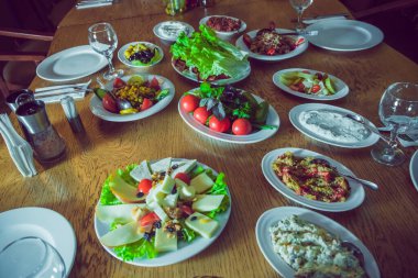 Domates, büyük boy salata. Peynir. Masa takımı ve salata. Partiden önce restoranda gümüş çatal bıçak ve cam kadehlerle servis. .