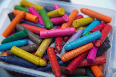 Pastel boyalar masaya. Montessori ahşap renk oyunu. Masaya pastel boya ve kağıt resimler, renkli temalı arka planlar, temalı duvar kağıtları. Plastik kutu