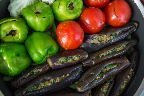 Eggplants are stuffed with meat lamb and rice. In Turkey, this dish is called Patlican dolmasi. eggplant filling . Stuffed eggplant in the boiler . — Stockfoto