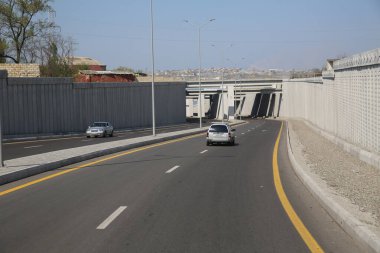 Arabalar için beton dar yeraltı tüneli. Köprünün altında yaya geçidi var. Köprünün altında küçük bir tünel var. Gündüzleri köprü altında yol tüneli .