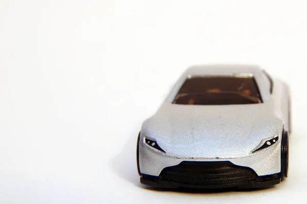 Carro de brincar. Modelo de brinquedo colecionável carro esporte prata. Fechar-se de um carro de bebê de prata em um fundo branco  . — Fotografia de Stock
