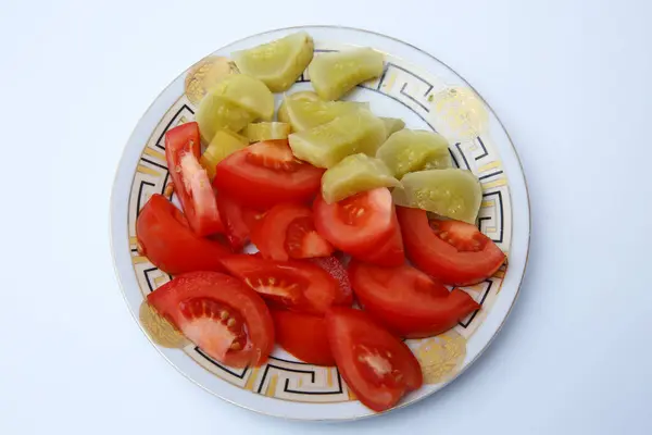 Prato de salada de legumes com tomates frescos e pepinos em fundo de madeira, vista superior — Fotografia de Stock