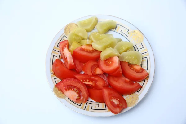 Prato de salada de legumes com tomates frescos e pepinos em fundo de madeira, vista superior — Fotografia de Stock