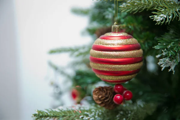 Zweige Weihnachtskugel rot und gold. Neujahr Hintergrunddekorationen Weihnachten weißer Baum grün Natur weißer Ball. rot auf einem Ast einer Neujahrstanne . — Stockfoto