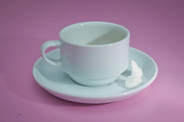 Чашка кофе на розовом фоне. сахар. Стеклянная чашка изолированы на розовом фоне с обрезки пути. Вид спереди  . — стоковое фото
