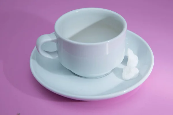 Чашка кави на рожевому фоні. цукор. Скляна чашка ізольована на рожевому фоні з відсічним контуром. Вид спереду  . — стокове фото