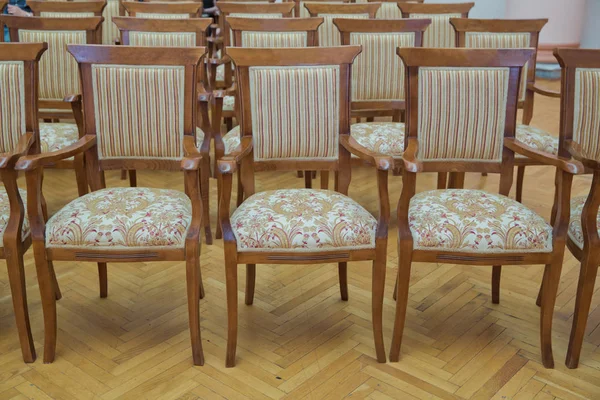 Assentos de elite, poltronas confortáveis, sala de conferências com muitas poltronas marrons. Muitas poltronas vazias . — Fotografia de Stock