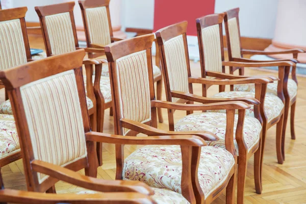 Assentos de elite, poltronas confortáveis, sala de conferências com muitas poltronas marrons. Muitas poltronas vazias . — Fotografia de Stock
