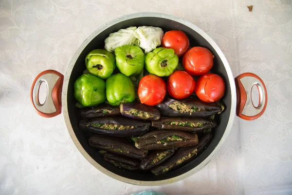 Auberginen werden mit Fleisch Lamm und Reis gefüllt. In der Türkei wird dieses Gericht als patlican dolmasi bezeichnet. Auberginenfüllung. Gefüllte Auberginen im Boiler . — Stockfoto