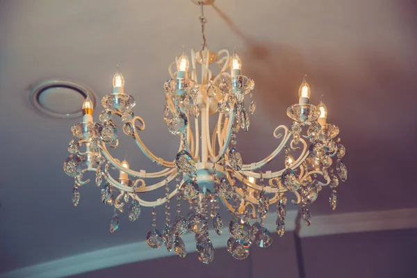 De lamp in de mooie kamer .Messing kroonluchter met kristal. Kroonluchter plafondverlichting — Stockfoto