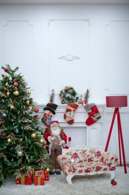 Mary noel arifesinde yeni yıl pime ağacıyla süslenmiş. Noel kırmızı koltuğu ve hediyeler. Noel Baba Klaus. Noel fotografı süslenmiş. Noel süslenmiş bir ağaçla Mutlu yıllar mavi üzerine .