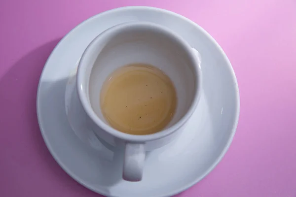 Чашка кави на рожевому фоні. цукор. Скляна чашка ізольована на рожевому фоні з відсічним контуром. Вид спереду  . — стокове фото
