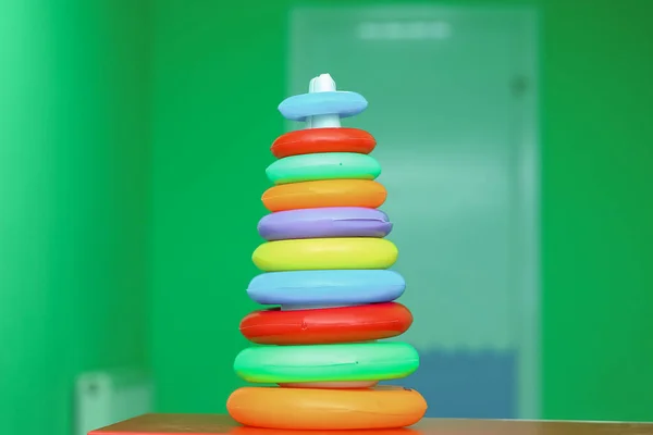 Іграшка для немовлят і малюків, щоб радісно вивчити механічні навички і кольори. Освітні іграшки для малюків, обручки, ізольовані на зеленому . — стокове фото
