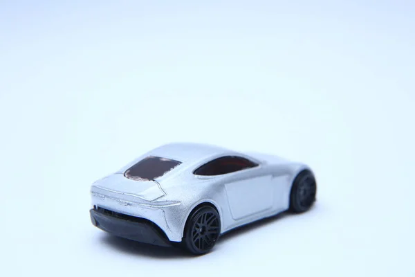 Autíčko. Sběratelský model hračky stříbrné sportovní auto. Detailní záběr stříbrné dětské auto na bílém pozadí . — Stock fotografie