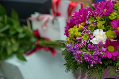 Gelin için güzel renkli mor bir buket. Renkli çiçeklerin güzelliği. Çiçek arkaplanı. Beyaz, kırmızı ve sarı çiçekli güzel bir demet mor çiçek. .