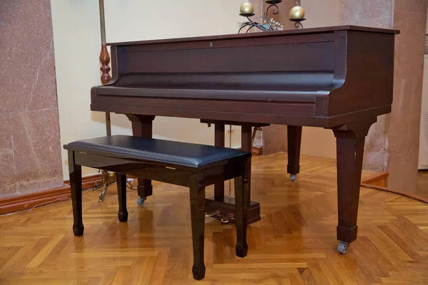 Alte hölzerne Klaviertasten auf hölzernen Musikinstrumenten von vorne. großes braunes Holzklavier in Großaufnahme im Raum . — Stockfoto