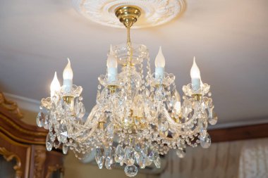 Güzel odadaki lamba. Kristal ile pirinç avize. Avize tavan ışıkları . Avize Lambası tavan altında asılı güzel lüks pahalı avize .