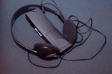 Eş zamanlı tercüme ekipmanları için kullanılan kulaklıklar. Yabancı dillerdeki görüşmeler sırasında eş zamanlı çeviri için bir kulaklık seti.