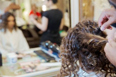 Bir kadının saçına tırnak takıyor. Gelinin saçına peçe takan kadınlar. Nedimelerin bağladığı beyaz korseli gelinin hassas sırtına arkadan bak..