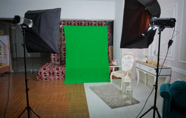 Kromnyckeln. Riktigt tom grön skärm Chroma nyckel film fotostudio med belysning studio utrustning. grön skärm kroma nyckel bakgrund på kommersiella set . — Stockfoto