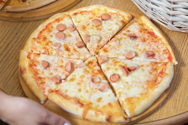 Wurst .Pizza-Scheibe auf Holztablett leckere leckere Fast Food italienischen traditionellen Pizzakäse. Pizza auf einem Holztisch. — Stockfoto