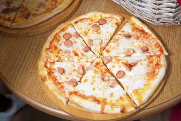Wurst .Pizza-Scheibe auf Holztablett leckere leckere Fast Food italienischen traditionellen Pizzakäse. Pizza auf einem Holztisch. — Stockfoto