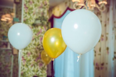 Asgari yaratıcı konsept. Düz yatıyordu. balonlar ve mutlu kutlamalı sarı ve beyaz balonlar. Parlak sarı arka planda renkli Paskalya yumurtası balonları..