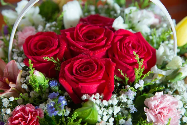 Obrázek červeného květu zblízka v kytici. Květní lístek. Kytice čerstvých červených, bílých, oranžových růží. kytice pestrobarevných růží . — Stock fotografie