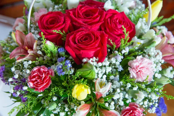 Obrázek červeného květu zblízka v kytici. Květní lístek. Kytice čerstvých červených, bílých, oranžových růží. kytice pestrobarevných růží . — Stock fotografie