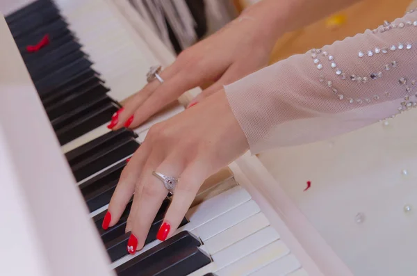 Handen van een vrouw die synthesizer speelt. Sluiten van handen die piano spelen. Concept van muziek en entertainment . — Stockfoto