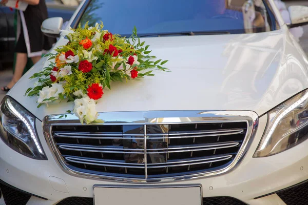 Carro de casamento de luxo decorado com sinal flowers.just casado e latas anexadas. Decoração de casamento no carro de casamento . — Fotografia de Stock