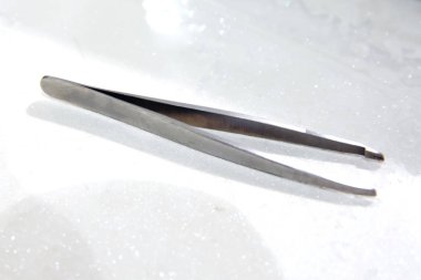 Stell cımbızı beyaz arka planda izole edilmiş. Metal cımbızlar beyaz arka planda izole edildi. Gri metal cımbızlar beyaz arka planda izole edildi. Beyaz arkaplanda izole edilmiş anatomik cımbızlar .