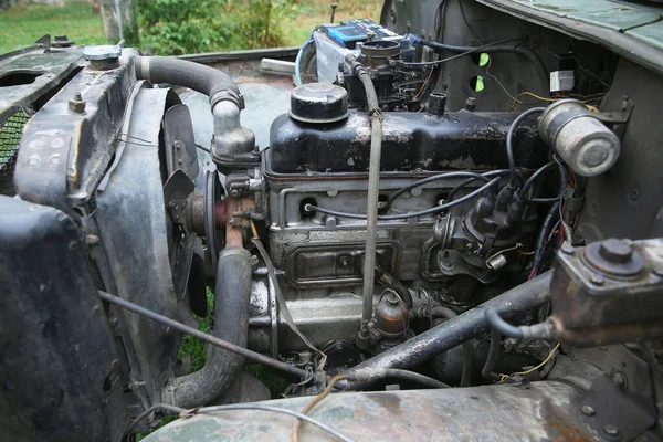 Uaz Patriot, close-up van de motor, vooraanzicht. Inwendige verbrandingsmotor, auto-onderdelen, deteyling. Motorruimte. Model Uaz uit de Sovjet-Unie — Stockfoto