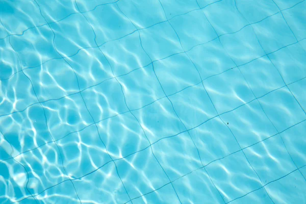 Agua rasgada en la piscina .surface de la piscina azul, fondo de agua en la piscina . —  Fotos de Stock