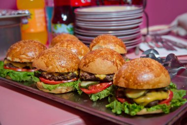 Kurumsal doğum gününde bir tabak üzerinde farklı hamburger hamburger sandviç ile güzel dekore catering ziyafet masası . Brunch Time lüks restoranda Mini veya Küçük Burger Canape .