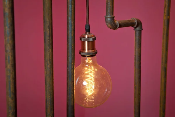 Classic different retro light bulbs hanging on brick red background at night . Decorative antique edison style light bulbs against brick wall . Beautiful retro luxury light lamp decor glowing. — 스톡 사진