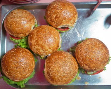 Kurumsal doğum gününde bir tabak üzerinde farklı hamburger hamburger sandviç ile güzel dekore catering ziyafet masası . Brunch Time lüks restoranda Mini veya Küçük Burger Canape .