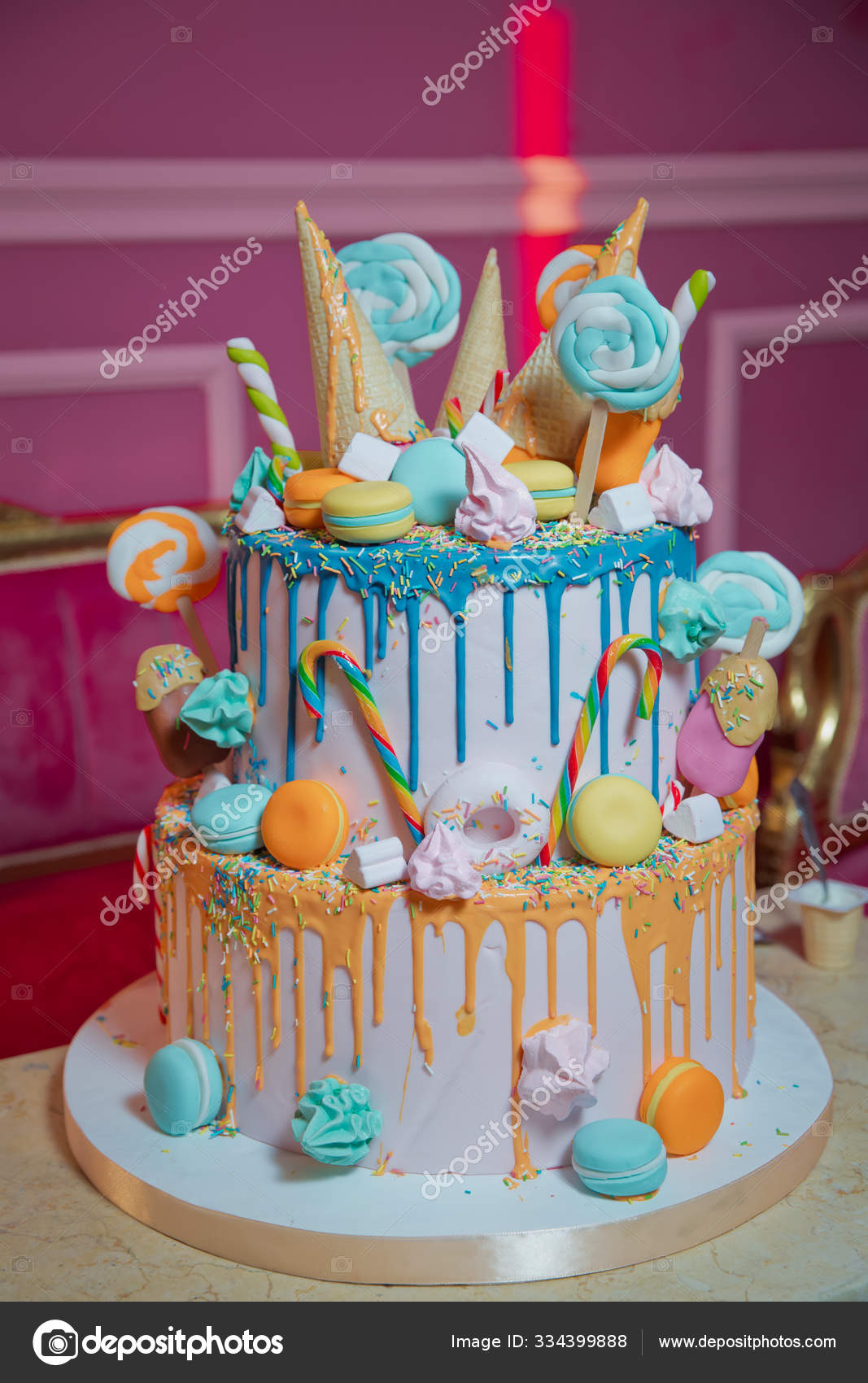 Pynt til kake og bekeri. Fargepapir i vaffelkjeks til iskrem i forskjellige  utgaver, dekorert med strøssel på hvitt trebord. blå kake med en fargerik,  liten, søt kule . – stockfoto © fotoqraf.tk.mail.ru #, image size:1067x1700