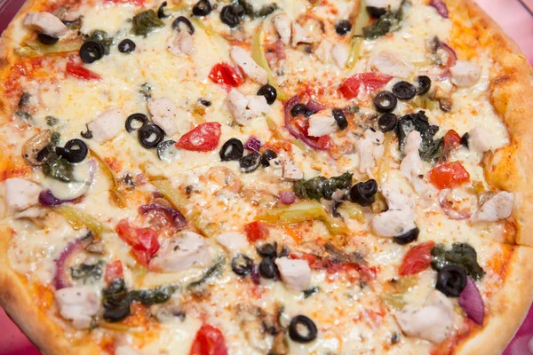 Einfache Pizza mit Mozzarella, Oliven und Kirschtomaten. Pizza mit Spinat, Feta, Oliven und Kirschtomaten. Pizza mit Peperoni und schwarzen Olivenringen, Schneideweg . — Stockfoto