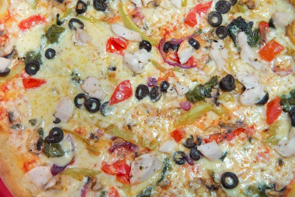 Einfache Pizza mit Mozzarella, Oliven und Kirschtomaten. Pizza mit Spinat, Feta, Oliven und Kirschtomaten. Pizza mit Peperoni und schwarzen Olivenringen, Schneideweg . — Stockfoto